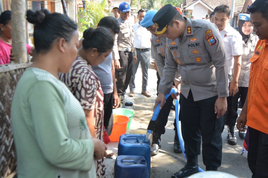 Polres Bondowoso Distribusikan Air Bersih Bantu Warga Taman Krocok Hadapi Kemarau Panjang*