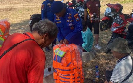 Keselamatan Nelayan Jadi Prioritas, Satpolairud Polresta Banyuwangi Bagikan Life Jacket
